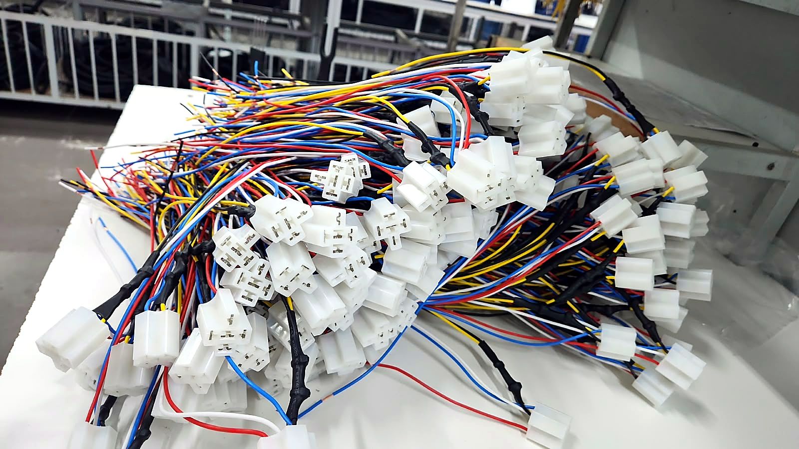 Chicotes elétricos montados com conectores