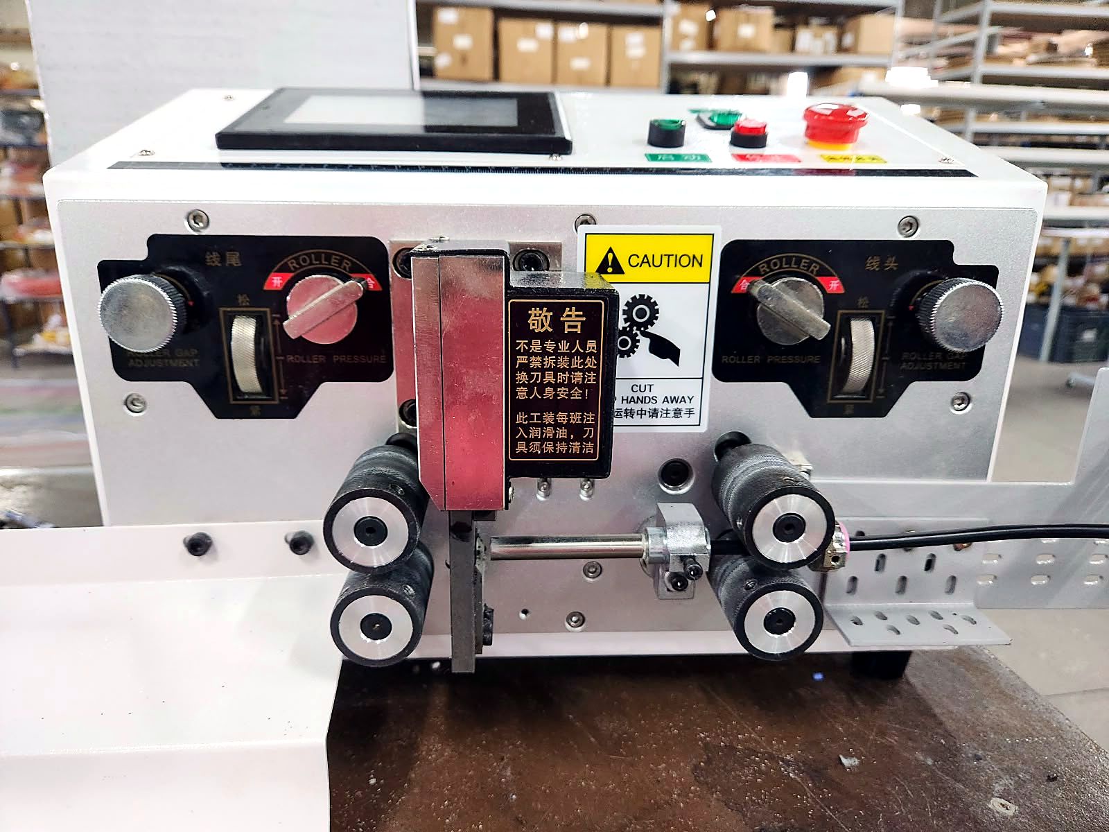Máquina automática de corte e decapagem de fios